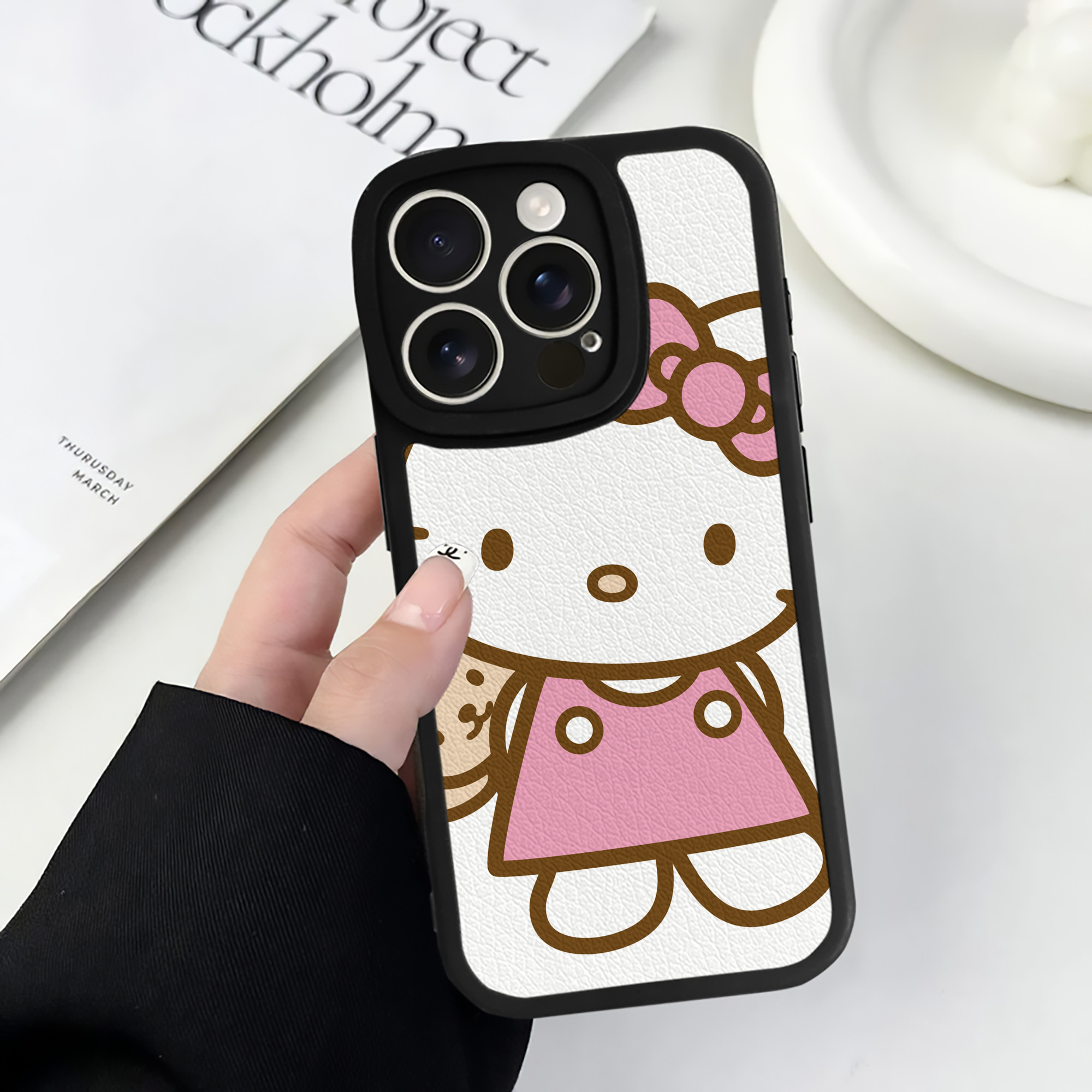 （画像用） Hello Kitty ハローキティ 【iPhone 16シリーズ対応】シリコンスマホケース（レザー調） 材質：シリコン